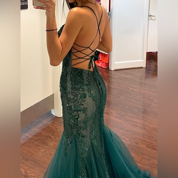 Beautiful Emerald Green Prom Dress with Beading and Lace Train. - Picture 3 of 4